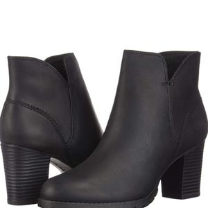 NWT Clarks Trish Ankle Boot - 8.0 M black